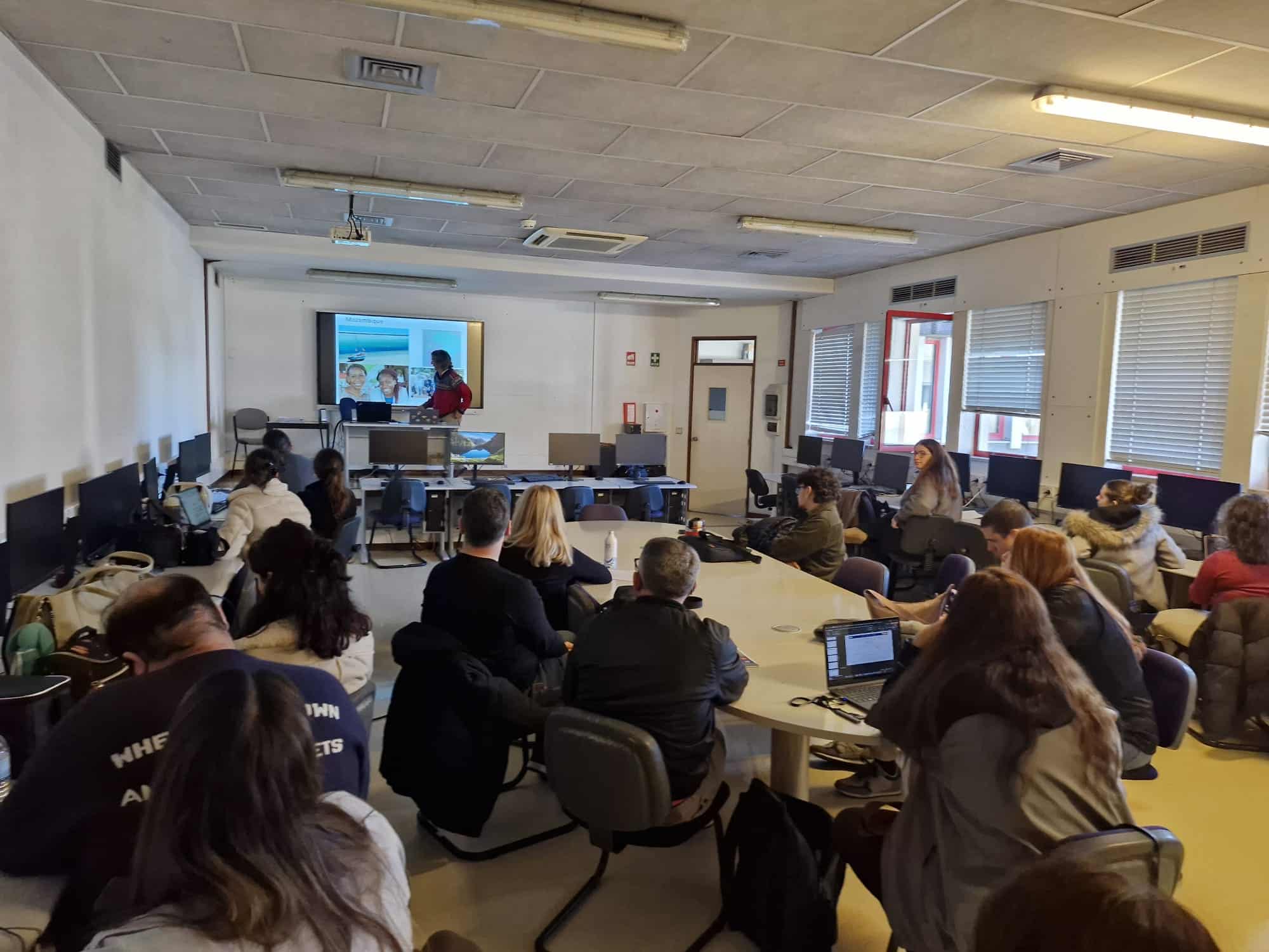 Professora Margarida Correia-Neves discursa sobre competências transversais no doutoramento na “3rd International Conference on Data & Digital Humanities”